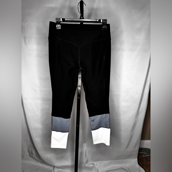 🚴🏼‍♀️ Nike Dry-fit Women's Medium Tricolor Mesh Two-Tone Leggings Capri - Picture 2 of 4